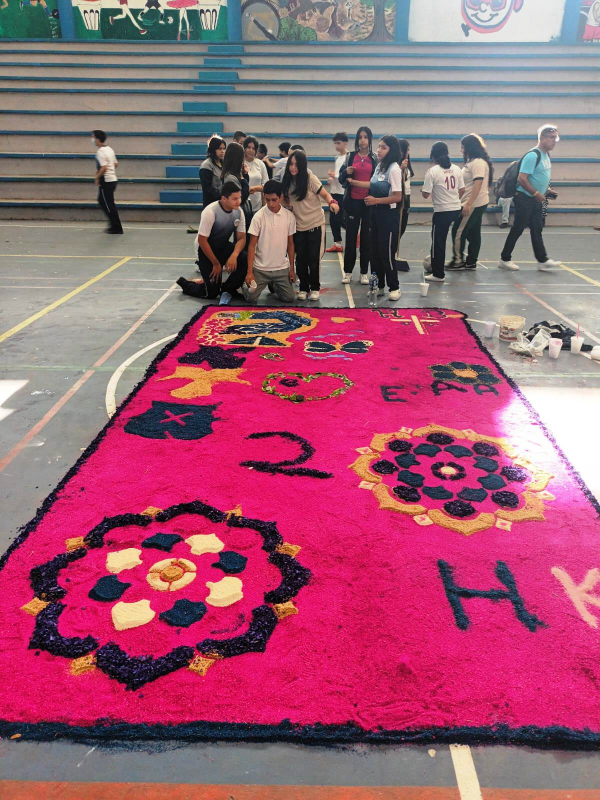Los alumnos participaron  en elaborar un bello tapete de aserrín